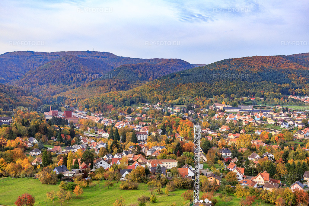 Vue aérienne: Vue de la ville depuis le sud-ouest à Niederbronn-les-Bains dans le département Bas Rhin, France.Photo: IMG_084752.jpg prise le 24/10/2015 par Werner Riehm/FLY-FOTO.euRésolution de l'original: 5472 x 3648 px