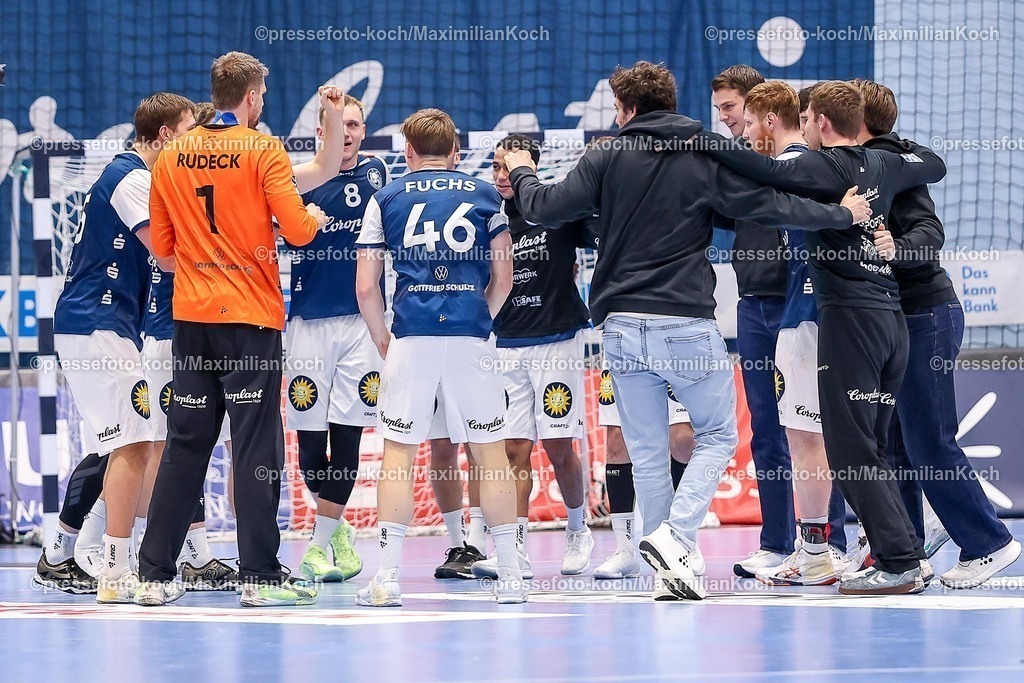 BHC16112501138 | 16.11.2025, Handball, HBL, Bergischer HC - Rhein-Neckar Löwen, Mitsubishi Electric HALLE Düsseldorf: Abschlussjubel nach dem Sieg des BHC - Die Mannschaft liegt sich feiernd in Freude in den Armen