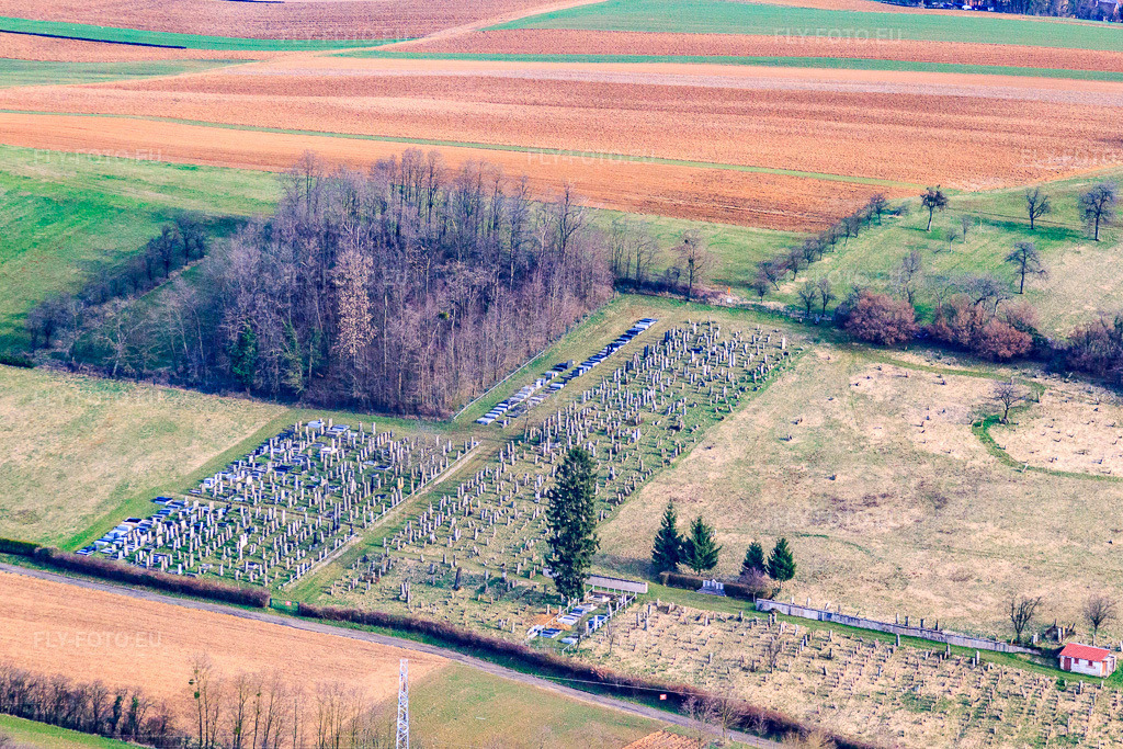 Vue aérienne: Cimetière juif à Ettendorf dans le département Bas Rhin, France – .Photo: IMG_38629.jpg prise le 20/03/2011 par Werner Riehm/FLY-FOTO.eu – Résolution de l'original: 4054 x 2703 px