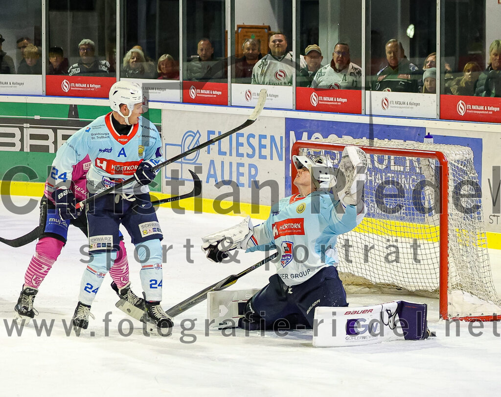 2025-10-05_158_TSV_Erding_gegen_Heilbronner_Falken | Erding, Deutschland, 05.10.2025:Eishockey, Oberliga Süd 2025 / 2026, 6. Spieltag, TSV Erding gegen Heilbronner Falken, Endergebnis: 3:1Corey Mapes (Heilbronner Falken, #24), Louis Trattner (Erding Gladiators, #7), Torwart Franz Jokinen (Heilbronner Falken, #75)Foto: Christian Riedel / fotografie-riedel.net
