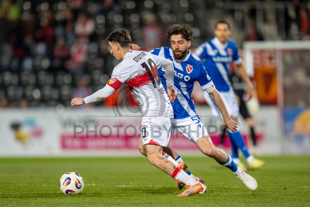 VfB Stuttgart II vs. FC Energie Cottbus, Fussball, 3.Liga, 27. Spieltag, Saison 2025/2026, 03.03.2026 | Nicolas Sessa (VfB Stuttgart II, #10) gegen Dominik Pelivan (FC Energie Cottbus, #05),VfB Stuttgart II vs. FC Energie Cottbus, Fussball, 3.Liga, 27. Spieltag, Saison 2025/2026, 03.03.2026Foto: photosbyphips/Philip Ziegler