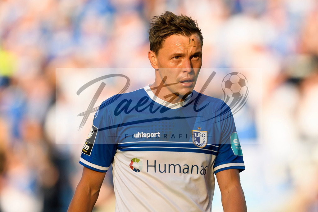 FCMFCK20210904_131 | Fussball, Herren: Alexander Bittroff (1. FC Magdeburg) schaut beim Spiel der 3. Liga zwischen 1. FC Magdeburg und 1. FC Kaiserslautern in der MDCC-Arena am 04.09.2021 in Magdeburg, Deutschland.DFB / DFL REGULATIONS PROHIBIT ANY USE OF PHOTOGRAPHS AS IMAGE SEQUENCES AND/OR QUASI-VIDEO. - Realisiert mit Pictrs.com