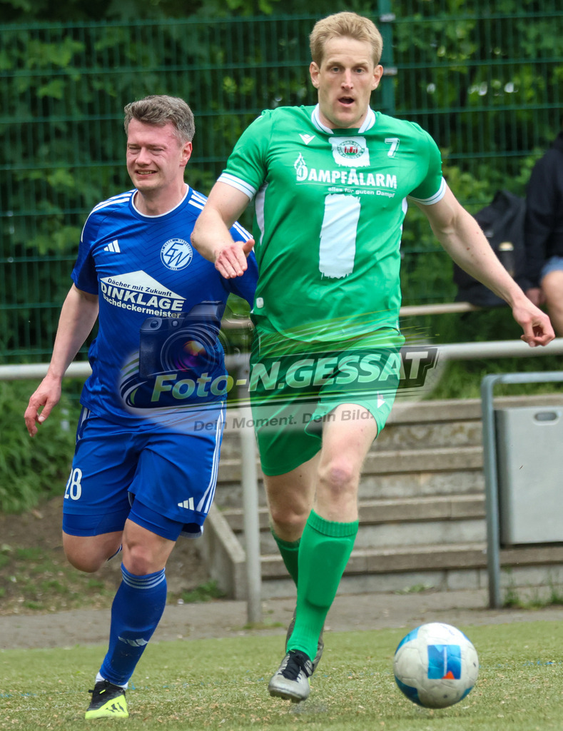 Bünder SV - SV Enger-Westerenger, | Auf dem Bild zu sehen: grün Bünder SV: Volkmar Vöge (Weg zum 3:0); blau SV Enger-Westerenger: Marcel Ebmeyer Bünder SV, SV Enger-Westerenger, Saison 25/26, Kreisliga A, Bünde, Deutschland - Realisiert mit Pictrs.com