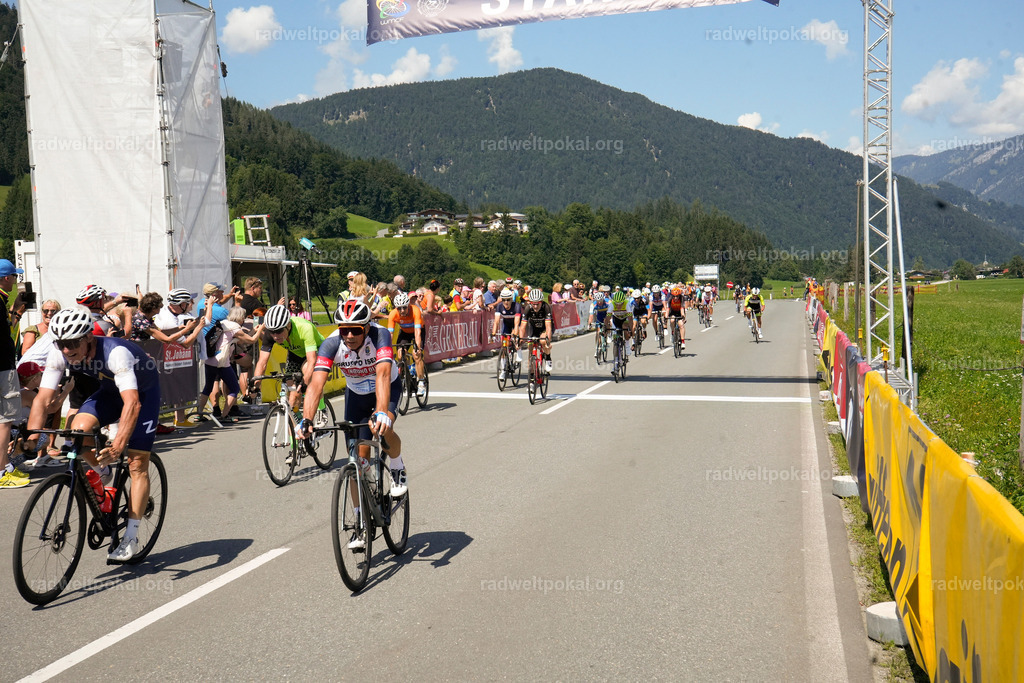 675_20230817_Bewerb_Maenner_Muehlanger | AUT - OESTERREICH, 2023-08-16: SPORT RENNRAD-FAHREN - 55. INTERNATIONALER RADWELTPOKAL IN ST. JOHANN IN TIROL  - Vintage-Radrennen mit WM-Bronze-Medaillen-Siegerin Christina Schweinberger, den Teilnehmer und Alexander Baumann (vom Orginastions-Team) - TAG 2 BEWERB MAENNER IN SECHS GRUPPEN  ; Foto: Roland Muehlanger
