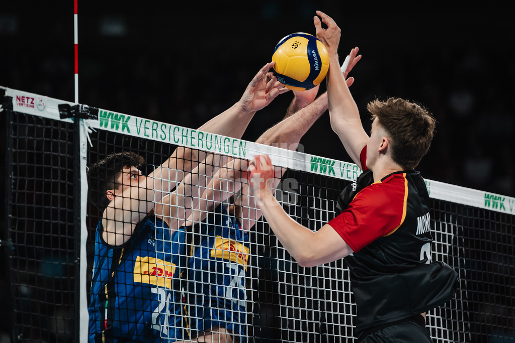 Volleyball | Männer | Testspiel | Deutschland vs. Italien | 26.05.2025 | Duell am Netz, v.l. Mattia Boninfante (#26, Italien) Giovanni Gargiulo (#25, Italien) und Theo Mohwinkel (#32, Deutschland)