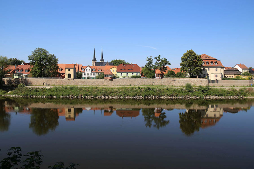 Grimma - Blick über die Mulde zur Innenstadt | Entdecke über 20 Kategorien Leipzig-Motive: Foto-Downloads, hochwertige Poster, Leinwand- & Fine-Art-Prints. Jetzt Lieblingsfoto im Bildlexikon Leipzig Shop bestellen!