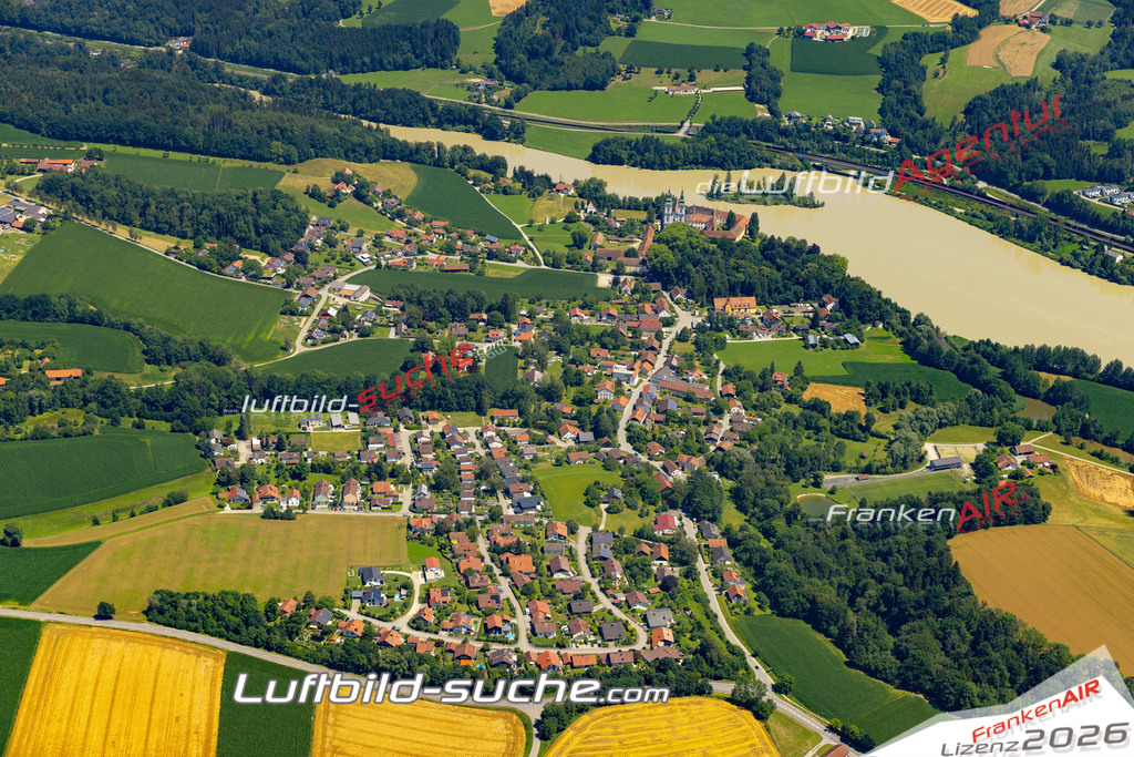 Aktuelles Luftbild von Vornbach Neuhaus am Inn - Die Luftaufnahme wurde 2022 mittels UL-Flugzeug erstellt ( keine Drohne ) - hochauflösende Kamera-Systeme von  Canon -Beste Qualität - Für grossformatige Ausdrucke geeignet. Die Geschenkidee !