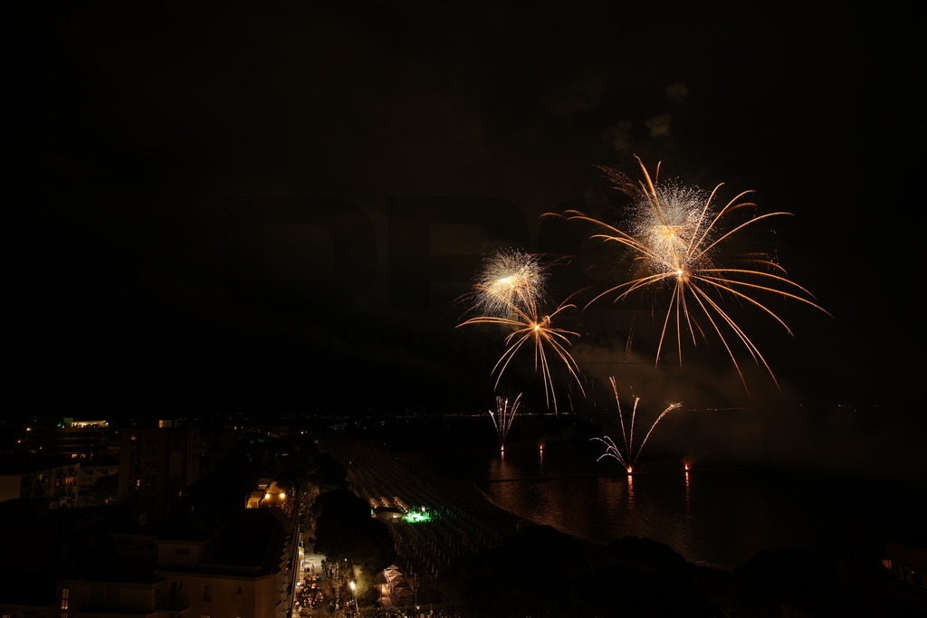 Ferragosto Fireworks in Grado, Italy | GRADO, ITALY, 15.AUG.26 - FIREWORKS - Ferragosto fireworks over the Adriatic Sea in Grado, Italy. Colorful fireworks light up the night sky above the beach, coastline and waterfront during the traditional summer celebration. - Realisiert mit Pictrs.com