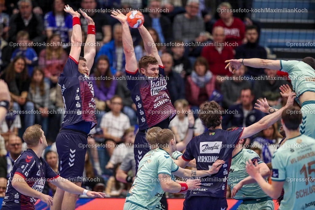 Gum11022501044 | 11.02.2025, Handball, European League - Hauptrunde Gruppe IV, VfL Gummersbach - SG Flensburg-Handewitt, Schwalbe-Arena: Blaz Blagotinsek (Flensburg-Handewitt #43) und Johannes Golla (Flensburg-Handewitt #4) blocken den Wurf von Giorgi Tskhovrebadze (GUM #19)