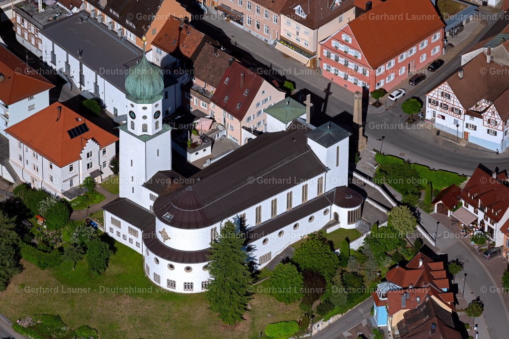4032490 | STOCKACH 12.06.2020 Kirchengebäude " Sankt Oswald " im Altstadt- Zentrum der Innenstadt an der Straße Kirchhalde in Stockach im Bundesland Baden-Württemberg, Deutschland. Weiterführende Informationen bei: Röm.- kath. Kirchengemeinde Stockach. // Church building in " Sankt Oswald " Old Town- center of downtown on street Kirchhalde in Stockach in the state Baden-Wuerttemberg, Germany. Further information at: Roem.- kath. Kirchengemeinde Stockach. Foto: Gerhard Launer