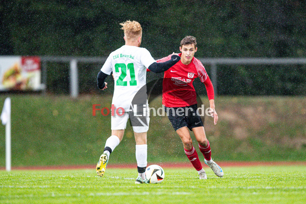 TSV Peißenberg gegen TSV Brunnthal | Fußball Kreisliga Herren Oberbayern Zugspitze Gruppe 1 2024/25, TSV Peißenberg gegen TSV Brunnthal, 20241003,Michael GLADIATOR (TSV Peißenberg 17) in Aktion,2024-10-03 in Peißenberg (Sportpark Peißenberg), Michael GLADIATOR (TSV Peißenberg 17), Stefan STEINBICHLER  (TSV Brunnthal 21)Copyright: WolfgangxLindner www.foto-lindner.de