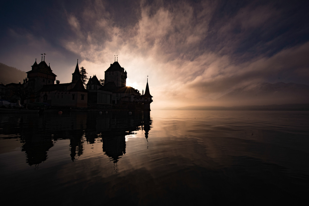 Schloss Oberhofen | Schloss Oberhofen beim Sonnenaufgang. Das Licht in den Wolken und im Nebel sieht fast aus, wie eine Explosion. 
-----------------------------------------------
Oberhofen Castle at sunrise. The light in the clouds and fog almost looks like an explosion.
-----------------------------------------------
Dieser Druck ist in einer limitierten Auflage von 5 Exemplaren erhältlich. 
This print is available in a limited edition of 5 copies. 
http://art.hess.photography/40-schloss-oberhofen.html - Realisiert mit Pictrs.com