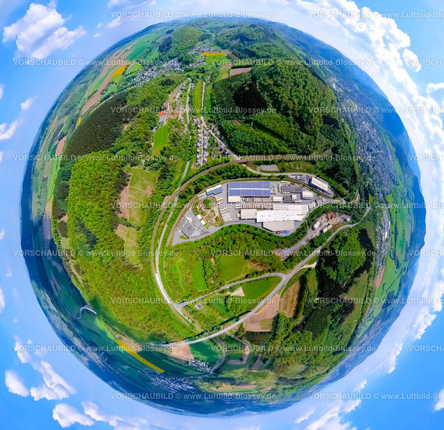 Olsberg240590428Mayr-MelnhofHolz | Luftbild, Gewerbegebiet Desmecke Industriestraße, Mayr-Melnhof Holz Olsberg GmbH Sägewerk, Solardach, Intersnack Deutschland SE Werk Olsberg Lebensmittelhersteller, Bundesstraße B480n mit Talbrücke Ruhrtalbrücke, Hügellandschaft Ochsenberg Landschaftsschutzgebiet, Erdkugel, Fisheye Aufnahme, Fischaugen Aufnahme, 360 Grad Aufnahme, tiny world, little planet, fisheye Bild, Antfeld, Olsberg, Sauerland, Nordrhein-Westfalen, Deutschland