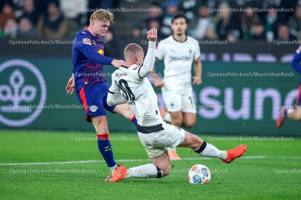 BMG28112501060 | 28.11.2025, Fußball, Borussia Mönchengladbach - RB Leipzig, 1. Fußball Bundesliga, 12.Spieltag, Borussia-Park, Saison 2025 2026: Nico Elvedi&nbsp;(Borussia Mönchengladbach #30) verteidiogt im Zweikampf gegen  Conrad Harder&nbsp;(RB Leipzig #11) DFB regulations prohibit any use of photographs as image sequences and or quasi-video.