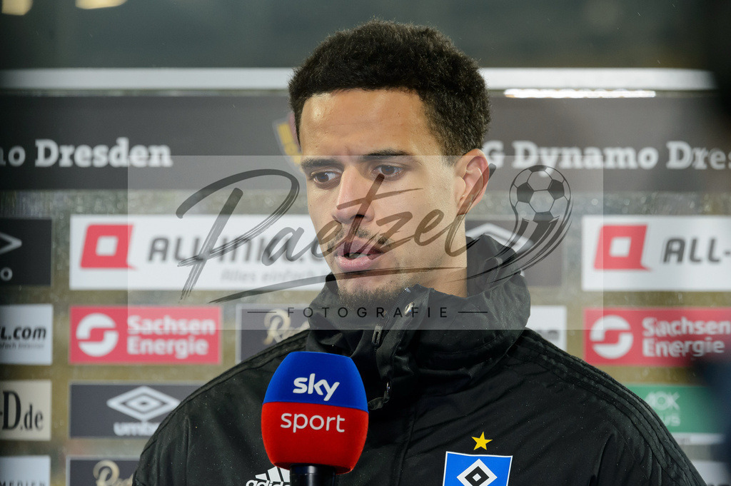 SGDHSV20220114_186 | Fussball, Herren: Robert Glatzel (Hamburger SV) schaut bei dem Spiel der 2. Bundesliga zwischen SG Dynamo Dresden und Hamburger SV im Rudolf-Harbig-Stadion am 14.01.2022 in Dresden, Deutschland.DFB / DFL REGULATIONS PROHIBIT ANY USE OF PHOTOGRAPHS AS IMAGE SEQUENCES AND/OR QUASI-VIDEO. - Realisiert mit Pictrs.com