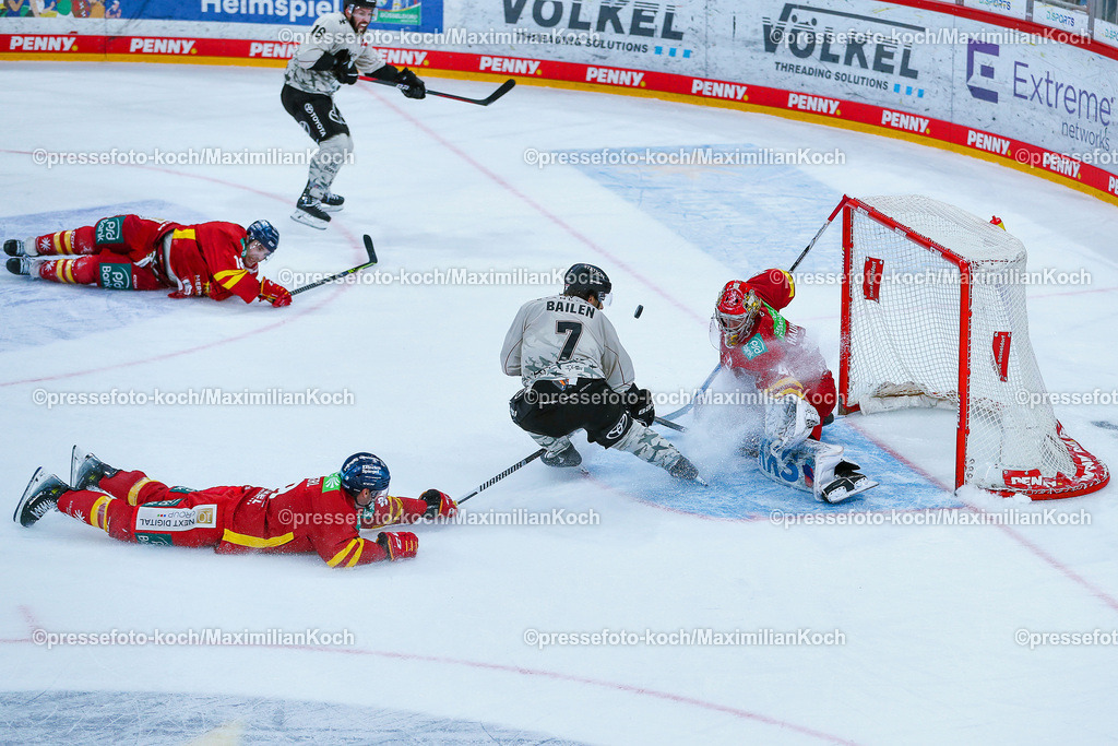 DueDEL25022401065 | 25.02.2024, Düsseldorf, Eishockey, Penny DEL, 49. Spieltag, PSD-BANK Dome, Düsseldorfer EG - Kölner Haie: Nicholas Bailen (Kölner Haie) schießt den Puck auf das Tor von Torhüter Henrik Haukeland (Düsseldorfer EG). Adam Payerl (Düsseldorfer EG) und Kenny Agostino (Düsseldorfer EG) liegen auf dem Eis.