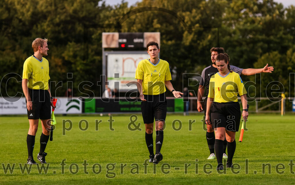 2023-08-08_139_FC_Moosinning_gegen_FC_Langengeisling | Moosinning, Deutschland, 08.08.2023:
Fußball, Bezirksliga Oberbayern Ost 2023 / 2024, 3. Spieltag, FC Moosinning gegen FC Langengeisling, Endergebnis: 0:4

Schiedsrichter Johannes Wagner, Florian Rupprecht (FC Langengeisling, #39)

Foto: Christian Riedel / fotografie-riedel.net