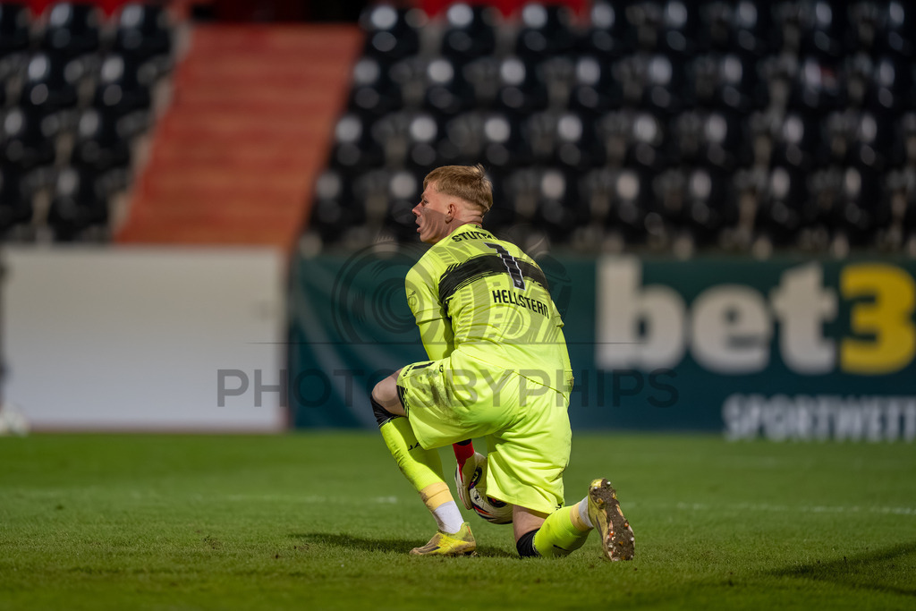 VfB Stuttgart II vs. FC Energie Cottbus, Fussball, 3.Liga, 27. Spieltag, Saison 2025/2026, 03.03.2026 | Florian Pascal Hellstern (VfB Stuttgart II, #01),VfB Stuttgart II vs. FC Energie Cottbus, Fussball, 3.Liga, 27. Spieltag, Saison 2025/2026, 03.03.2026Foto: photosbyphips/Philip Ziegler