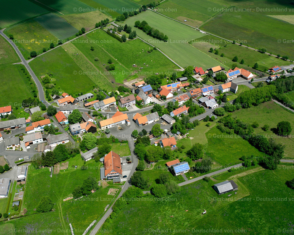 2614051 | EICHELHAIN 09.06.2006 Landwirtschaftliche Nutzflächen und Feldgrenzen  umsäumen das Siedlungsgebiet des Dorfes in Eichelhain im Bundesland Hessen, Deutschland // Agricultural land and field boundaries surround the settlement area of the village  in Eichelhain in the state Hesse, Germany Foto: Gerhard Launer