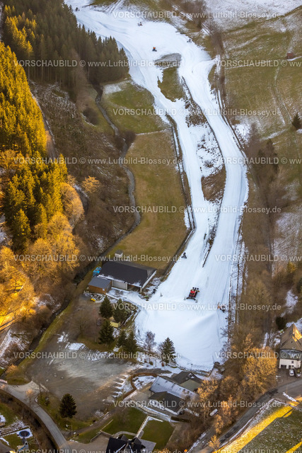 Schmallenberg230205596Westfeld | Luftbild, Sportzentrum Westfeld/ Ohlenbach, Waldschneise und Schneekanonen, Waldgebiet mit Schnee, Westfeld, Schmallenberg, Sauerland, Nordrhein-Westfalen, Deutschland