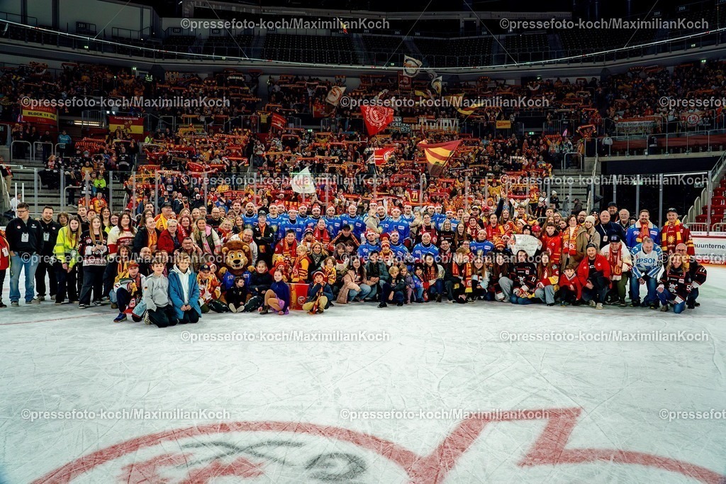 xKKUx26122501019 | 26.12.2025, xkkux, Eishockey, DEL2, Düsseldorfer EG - EC Kassel Huskies, PSD Bank Dome Düsseldorf: Mannschaftsfoto vor der Fankurve mit Weihnachtsmütze nach dem Düsseldorfer Sieg gegen Kassel