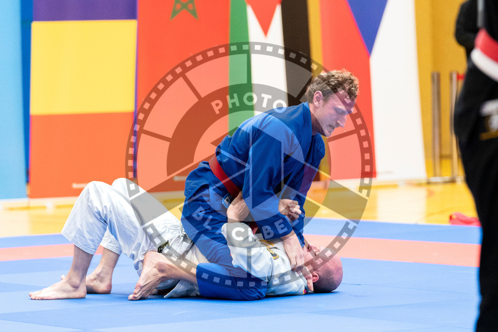 20231118PBB11657 | Fighters compete during the AJP Tour 600 Frankfurt Championship in Frankfurt/Main, Germany, on November 18, 2023.