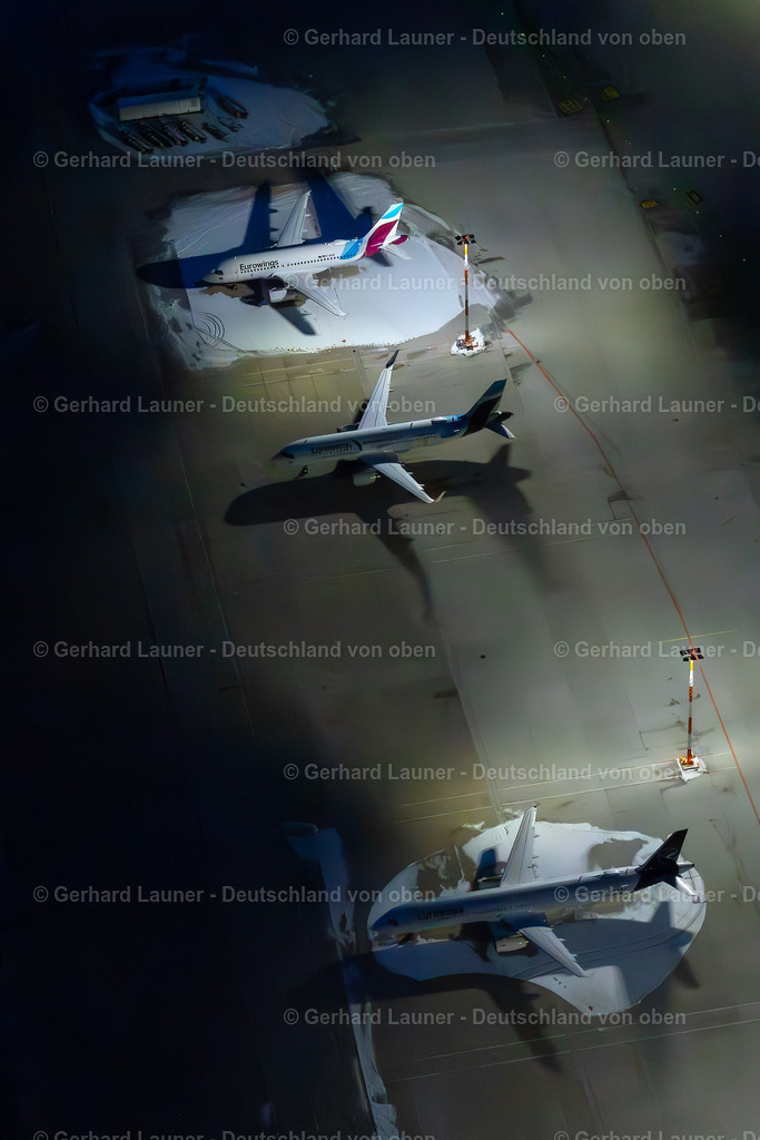 4045220 | Nachtaufnahme des schneebedeckten Flughafens Stuttgart