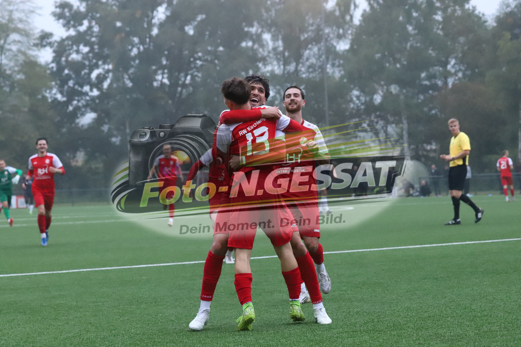 FC RW Kirchlengern - BV Bad Lippspringe | Auf dem Bild zu sehen: rot FC RW Kirchlengern v.l.: Julian Zähler, Alatan Dincdemir, Levin GüzelelFC RW Kirchlengern, BV Bad Lippspringe, Saison 25/26, Landesliga, Kirchlengern, Deutschland - Realisiert mit Pictrs.com