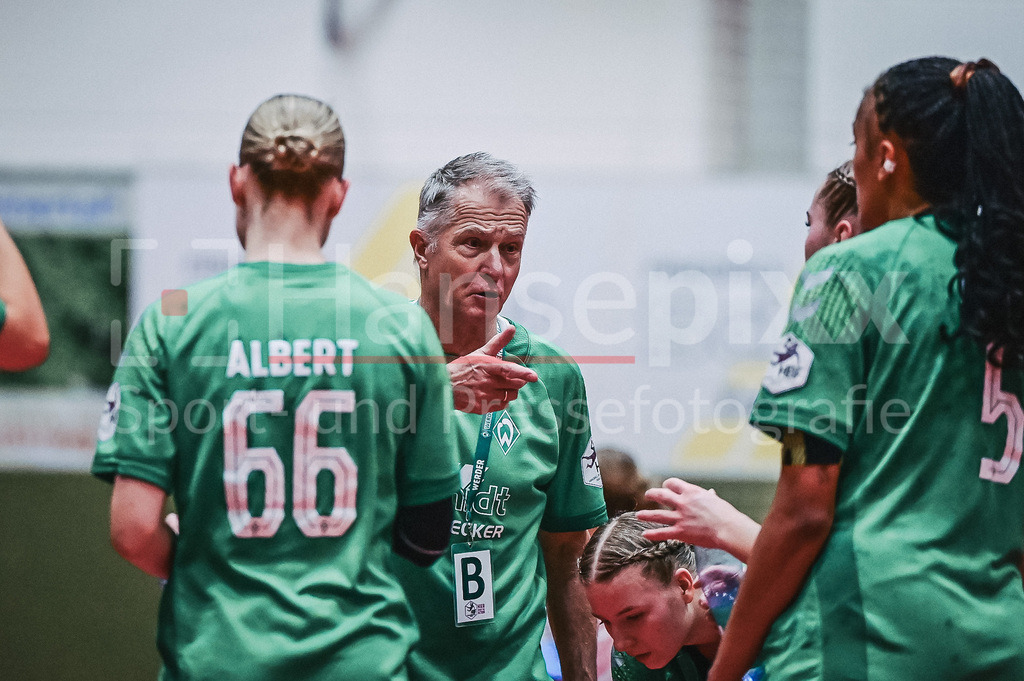 Handball, 2. Bundesliga Frauen, SV Werder Bremen - TuS Lintfort | v.li.: Luise Albert (SV Werder Bremen, 66), Radek Lewicki (Radoslaw, Co-Trainer, SV Werder Bremen), Benita Zemke (SV Werder Bremen, 37) und Naomi Conze (SV Werder Bremen, 5) im Teamkreis. Radek Lewicki (Radoslaw, Co-Trainer, SV Werder Bremen) gibt Anweisungen
