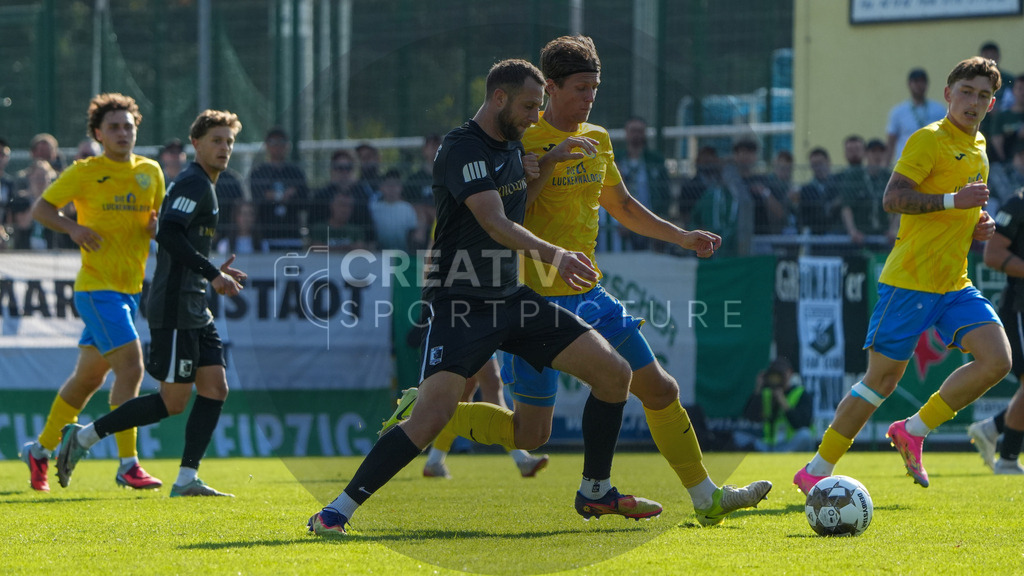 Fußball, Herren, Saison 2025/2026, Regionalliga Nordost, 10. Spieltag, FSV 63 Luckenwalde vs. BSG Chemie Leipzig, Samstag 27.09.2025, Werner-Seelenbinder-Stadion Luckenwalde, | Fußball, Herren, Saison 2025/2026, Regionalliga Nordost, 10. Spieltag, FSV 63 Luckenwalde vs. BSG Chemie Leipzig, Samstag 27.09.2025, Werner-Seelenbinder-Stadion Luckenwalde, Im Bild: Tim Kießling (l. Chemie) und Phillip König (r. Luckenwalde) - Realisiert mit Pictrs.com