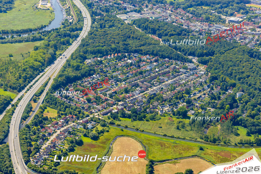 Stadt Bad Schwartau von Oben- Die Luftaufnahme wurde 2025 vom UL-Flugzeug heraus erstellt ( keine Drohnenaufnahme ) - Hochauflösende Luftaufnahme - für Wandbilder und großformatige Ausdrucke geeignet. Das besondere Geschenk!Hier alle&nbsp;Infos zur Lizenzierung der LuftaufnahmeWir fliegen auch dieses Jahr wieder in Ihre Region um Luftbilder zu erstellen.- Luftbild anfragen