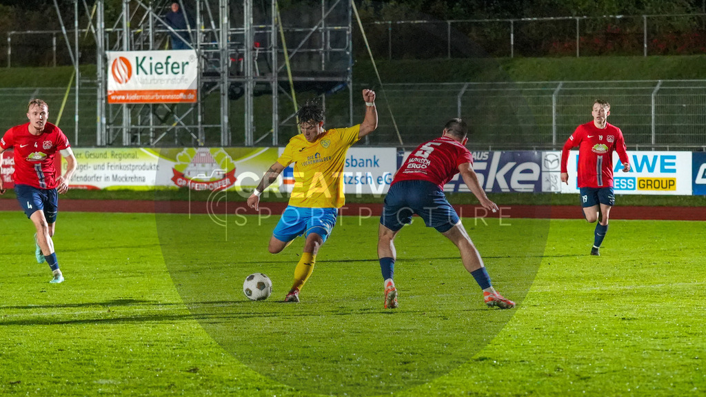Fußball, Herren, Saison 2025/2026, Regionalliga Nordost, 12. Spieltag, FC Eilenburg vs. FSV 63 Luckenwalde, Freitag 17.10.2025, Ilburgstadion Eilenburg, | Fußball, Herren, Saison 2025/2026, Regionalliga Nordost, 12. Spieltag, FC Eilenburg vs. FSV 63 Luckenwalde, Freitag 17.10.2025, Ilburgstadion Eilenburg, Im Bild: Matthew Meier (l. Luckenwalde) und Adrian Jarosch (r. Eilenburg) - Realisiert mit Pictrs.com