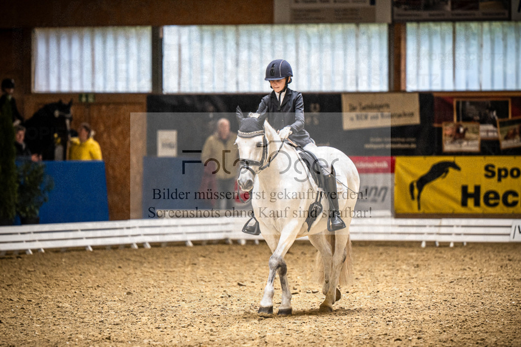 DOS_2354 | Entdecke hochwertige Reitturnierfotos von Foto Oger. Professionell, emotional und authentisch – jetzt Lieblingsmomente im Shop bestellen.Deutschlandweite Turnierfotografie. - Realisiert mit Pictrs.com