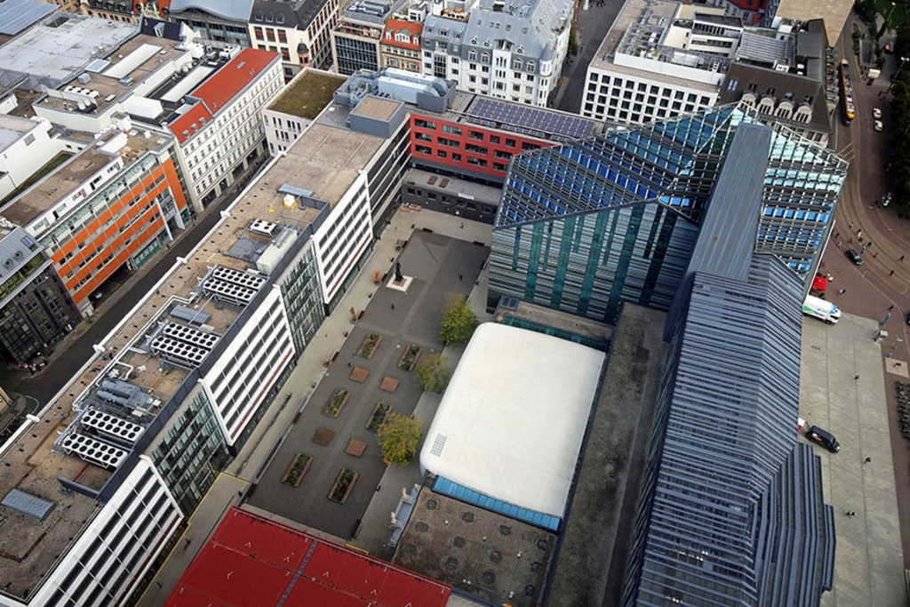 Foto: Leipzig - Leibniz Denkmal - Blick auf den Innenhof der Universität Leipzig | Das Team hinter BILDLEXIKON LEIPZIG bündelt historische wie aktuelle Informationen über die Stadt Leipzig in Text und Bild auf einer Plattform und stellt diese der interessierten Öffentlichkeit zur Verfügung.