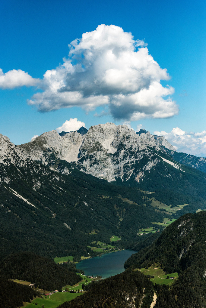 dr__0077839.jpg | HINTERSTEIN 06.09.2021 Uferbereiche am Seegebiet des Hintersteiner See in einem Waldgebiet in Hinterstein in Tirol, Österreich. // Riparian areas on the lake area of Hintersteiner See in a forest area in Hinterstein in Tirol, Austria. Foto: Daniel Reiter