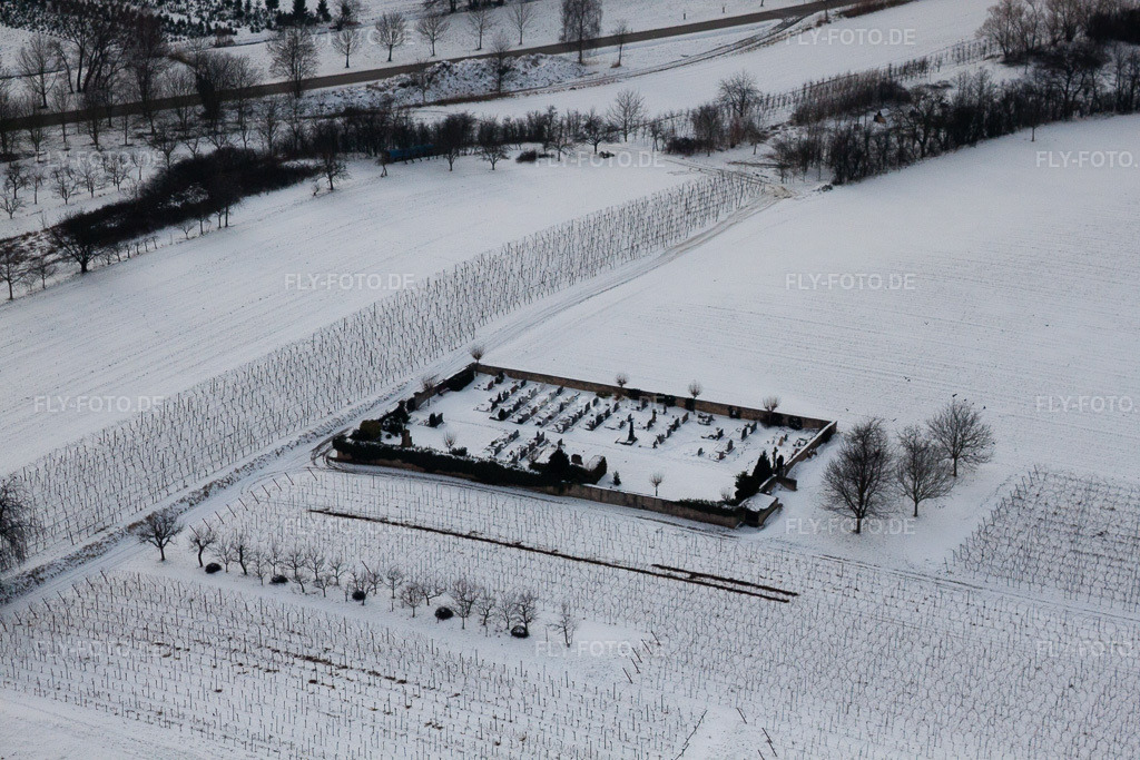 Luftbild: Friedhof im Schnee im Ortsteil Kleinsteinfeld in Niederotterbach im Bundesland Rheinland-Pfalz in Deutschland. Foto: IMG_23649.jpg vom 16.01.2010 durch Werner Riehm/FLY-FOTO.de