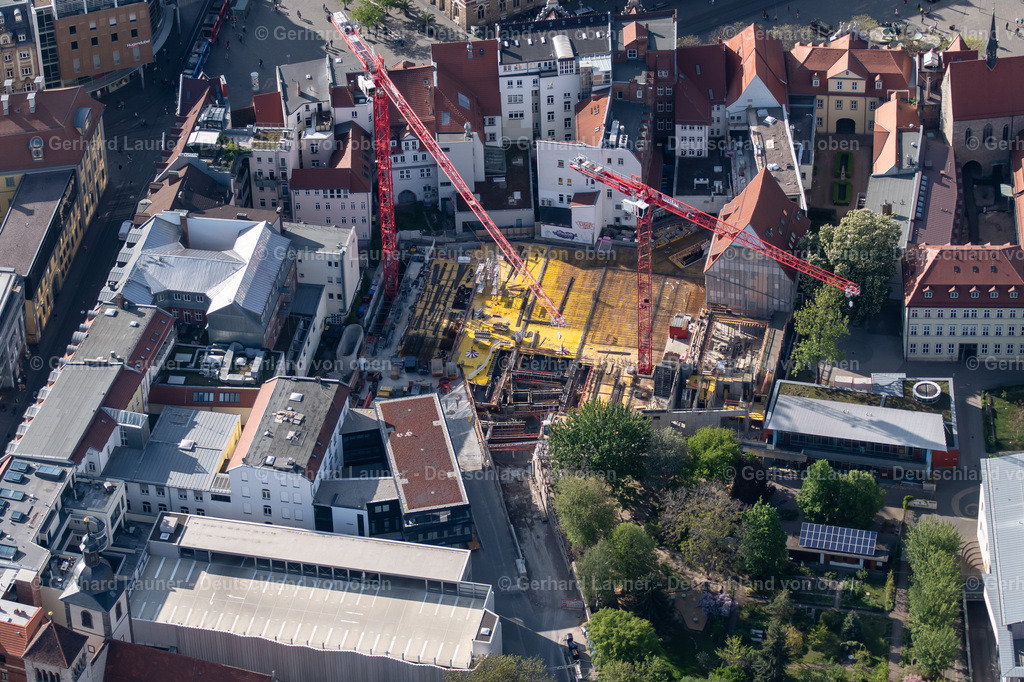 4025917 | ERFURT 06.05.2020 Baustelle zum Neubau des Gebäudekomplexes des Einkaufszentrum Anger-Passage an der Reglermauer im Ortsteil Altstadt in Erfurt im Bundesland Thüringen, Deutschland. Weiterführende Informationen bei: Riedel Bau GmbH &amp; Co. KG. // New construction of the building complex of the shopping center Anger-Passage on Reglermauer in the district Altstadt in Erfurt in the state Thuringia, Germany. Further information at: Riedel Bau GmbH &amp; Co. KG. Foto: Gerhard Launer