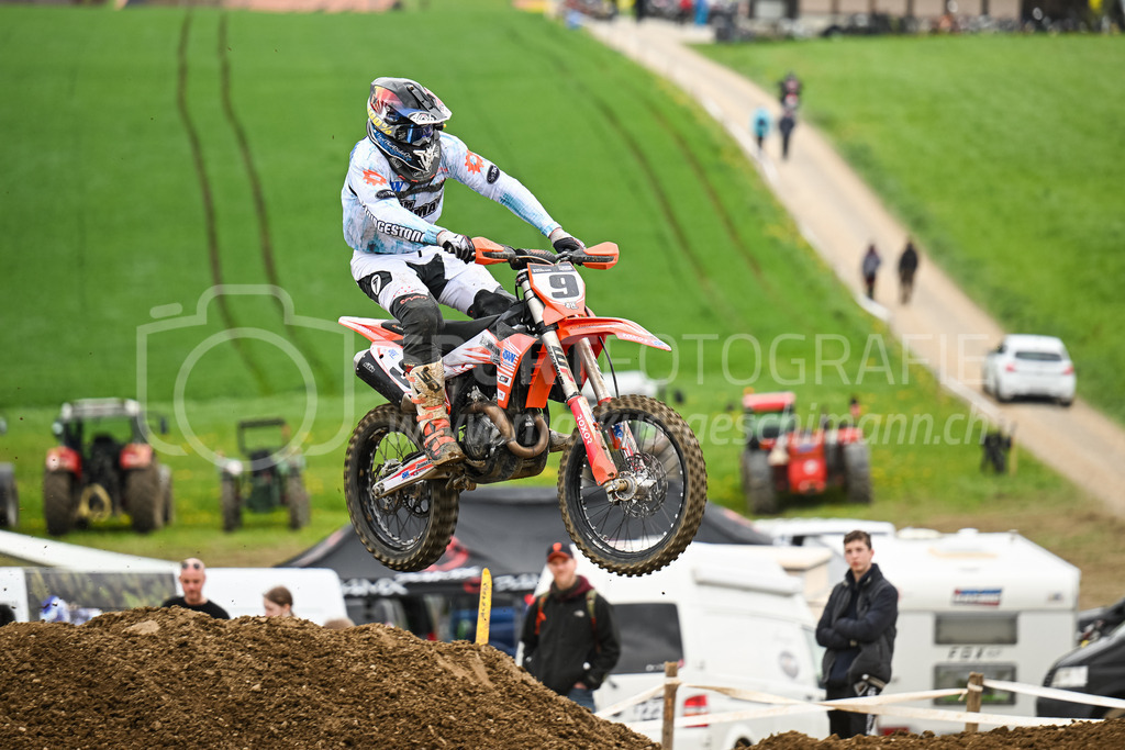 Motocross Schlatt bei Winterthur - 30. April 2023 | #9 Bachmann Hanspeter aus Basadingen (CH) auf KTM 450 F in der Kategorie Senioren am Motocross Schlatt bei Winterthur, 30. April 2023. 
Instagram: @mx_schlatt | @mc_wila | @sam_schweiz
Bild: Sportfotografie Markus Aeschimann | www.markus-aeschimann.ch - Realisiert mit Pictrs.com