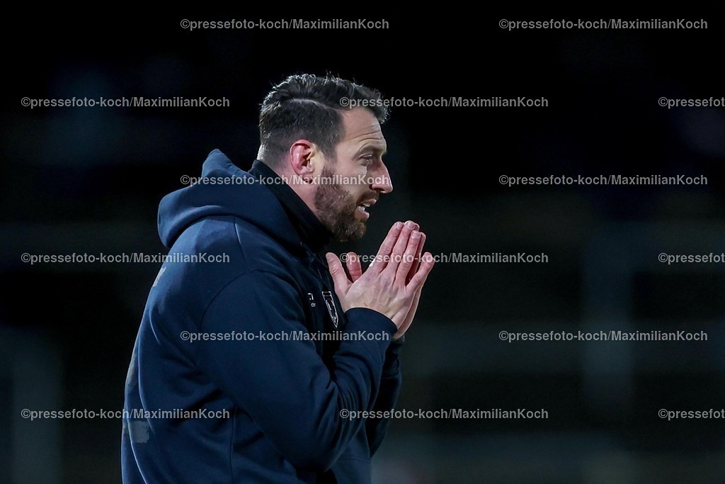 BVBII26012502089 | 26.01.2025, Fußball, 3.Liga, Borussia Dortmund II - Arminia Bielefeld, Stadion Rote Erde, Saison 2024 2025: Cheftrainer Daniel Stendel (Hannover96 II) gestikulierend am SpielfeldrandDFB regulations prohibit any use of photographs as image sequences and or quasi-video.