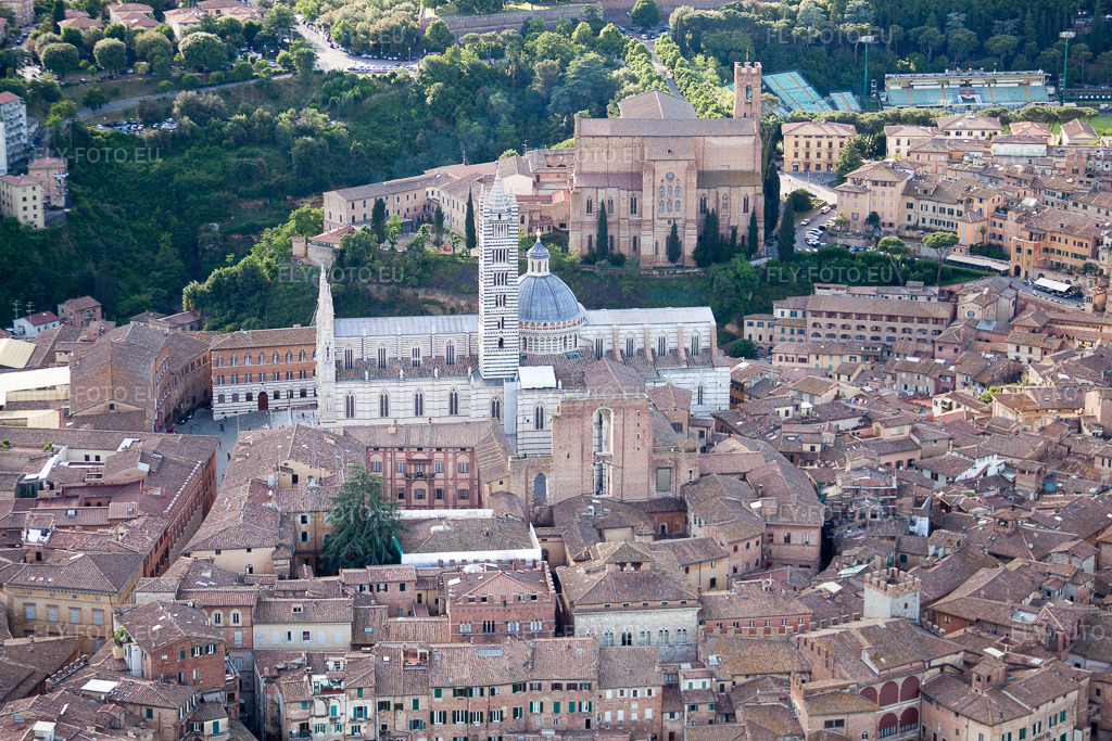 Vue aérienne: Vue de la ville à Siena dans le département Siena, Italie. Photo: IMG_28473.jpg prise le 03/06/2010 par Werner Riehm/FLY-FOTO.eu – Résolution de l'original: 4752 x 3168 px