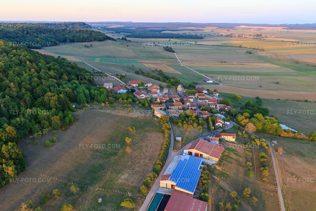 Aerial view: View of the town from the west in Clérey-la-Côte in the state Vosges, France. – Photo: IMG_118382.jpg taken on 09/15/2019 by Werner Riehm/FLY-FOTO.com – Resolution of the original: 5328 x 3552 px