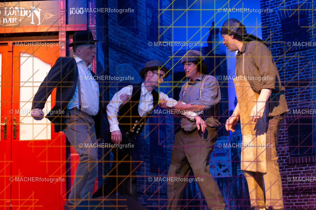 092_MFL-2025 | Portraitbilder von Regisseur; Darsteller; Techniker; Maske; Kostüme; Chor; Musiker; Bilderserie der Generalprobe und der Premierenvorstellung, Szenenbilder; Ausdrucksstudien; Bühnenüberblick; Bühnenkulissen; Pressefotos inkl. Redaktionsfoto Darstellergruppe.