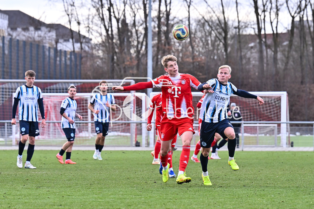 FC Bayern Amateure - Stuttgarter Kickers | MUNICH, GERMANY - 07. FEBRUARY: im Duell Anton HEINZ (FC Bayern München II 9) und Per LOCKL (Stuttgarter Kickers 21) während dem Testspiel zwischen den Amateuren des FC Bayern und den Stuttgarter Kickers am FC Bayern Campus