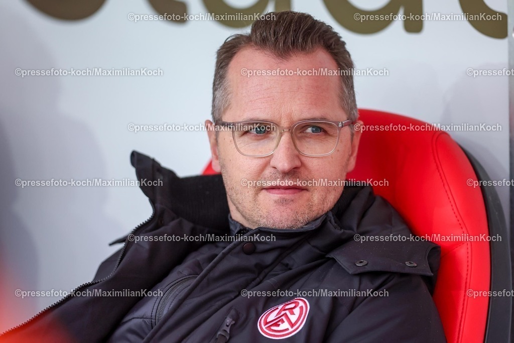 RWE26012501002 | 26.012025, Fußball, 3.Liga, Rot-Weiss Essen - Hannover 96 II, Stadion an der Hafenstraße, Saison 2024 2025: Sportdirektor Christian FlüthmannDFB regulations prohibit any use of photographs as image sequences and or quasi-video.