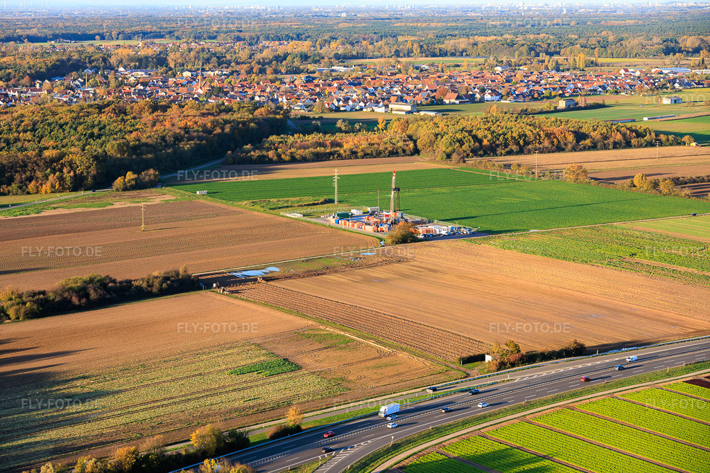 Luftbild: Erkundungsbohrung für Erdöl der Palatina GeoCon GmbH & Co. KG (SCWH1) in Schwegenheim im Bundesland Rheinland-Pfalz in Deutschland. Foto: IMG_150623.jpg vom 30.10.2025 durch Werner Riehm/FLY-FOTO.de