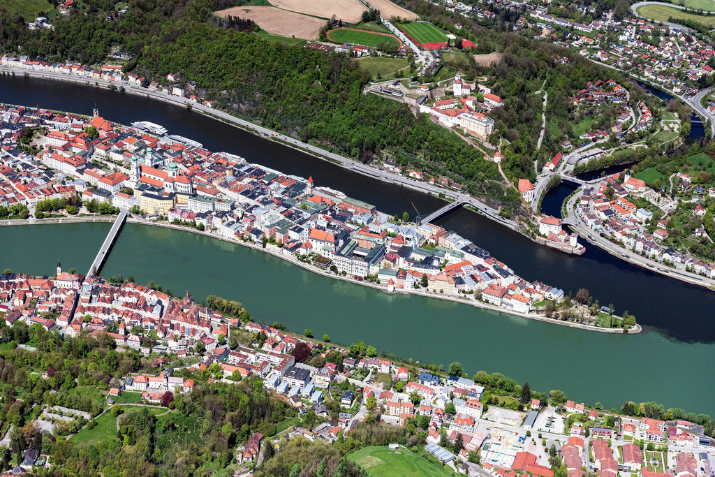 dr__0062479.jpg | PASSAU 09.05.2021 Altstadtbereich und Innenstadtzentrum der Drei-Flüsse-Stadt in Passau im Bundesland Bayern, Deutschland. // Old Town area and city center of Drei-Fluesse-Stadt in Passau in the state Bavaria, Germany. Foto: Daniel Reiter