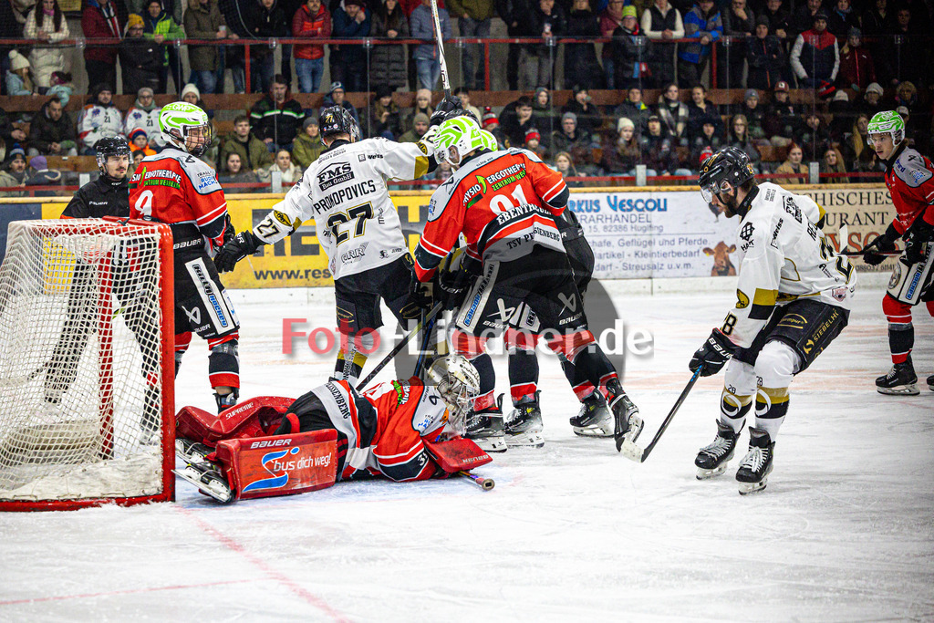 TSV Peißenberg MINERS gegen EHC Königsbrunn PINGUINE | Eishockey Bayernliga Herren Playoffs Viertelfinale 2024/25 - Spiel 4 von 7, TSV Peißenberg MINERS gegen EHC Königsbrunn PINGUINE, 20250216,Korbinian SERTL (MINERS Goali 31) in Aktion, Verkehr vor dem Tor,2025-02-16 in Peißenberg (Eisstadion Peißenberg)Korbinian SERTL (MINERS Goali 31)Copyright: WolfgangxLindner foto-lindner.de