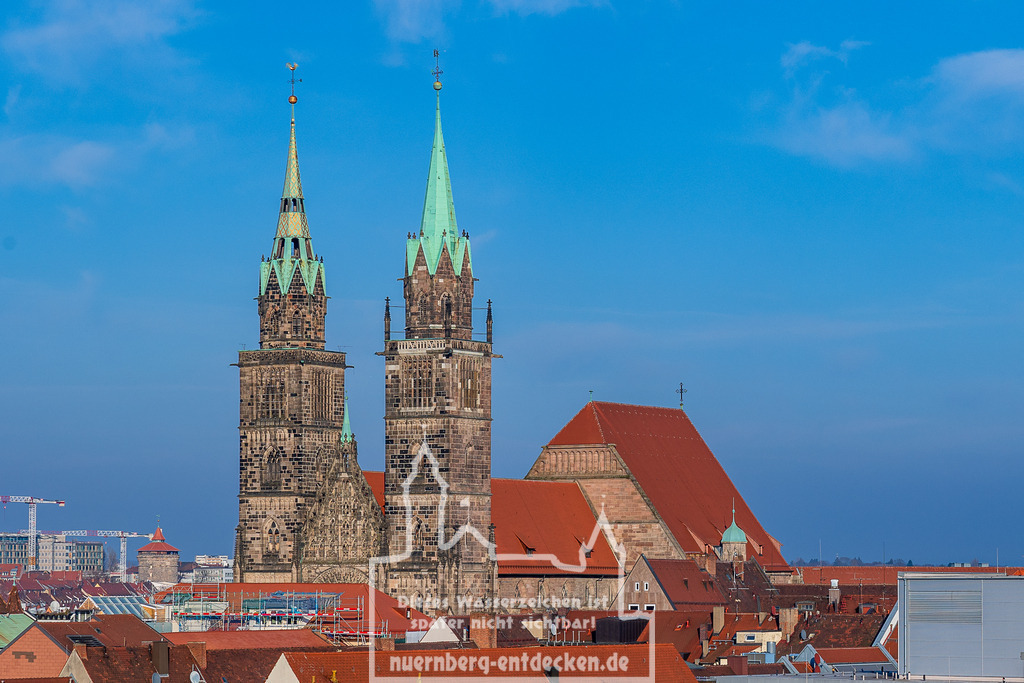 Lorenzkirche, Nürnberg, 08.02.25 | Die St. Lorenzkirche, eine gotische Kirche aus dem 13. Jahrhundert, mit ihren markanten Doppeltürmen und grünen Kupferspitzen, erhebt sich über die Dächer der Altstadt. - Realisiert mit Pictrs.com