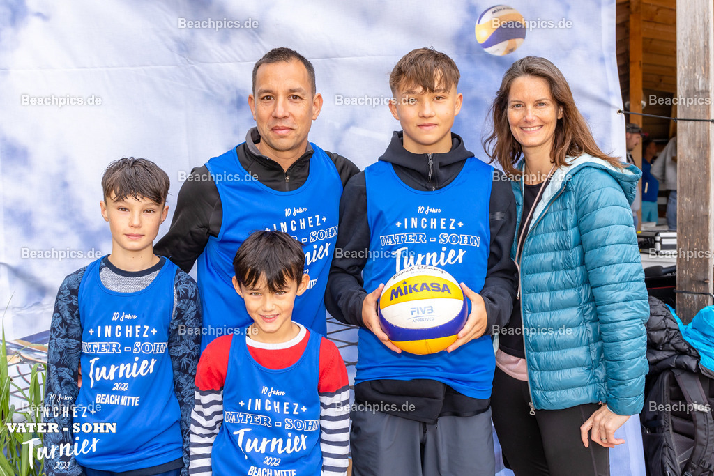 2022-00063177-Vater-Sohn-Turnier-Teamfotos-2 | 26.05.2022; Berlin Foto: Gerold Rebsch - www.beachpics.de