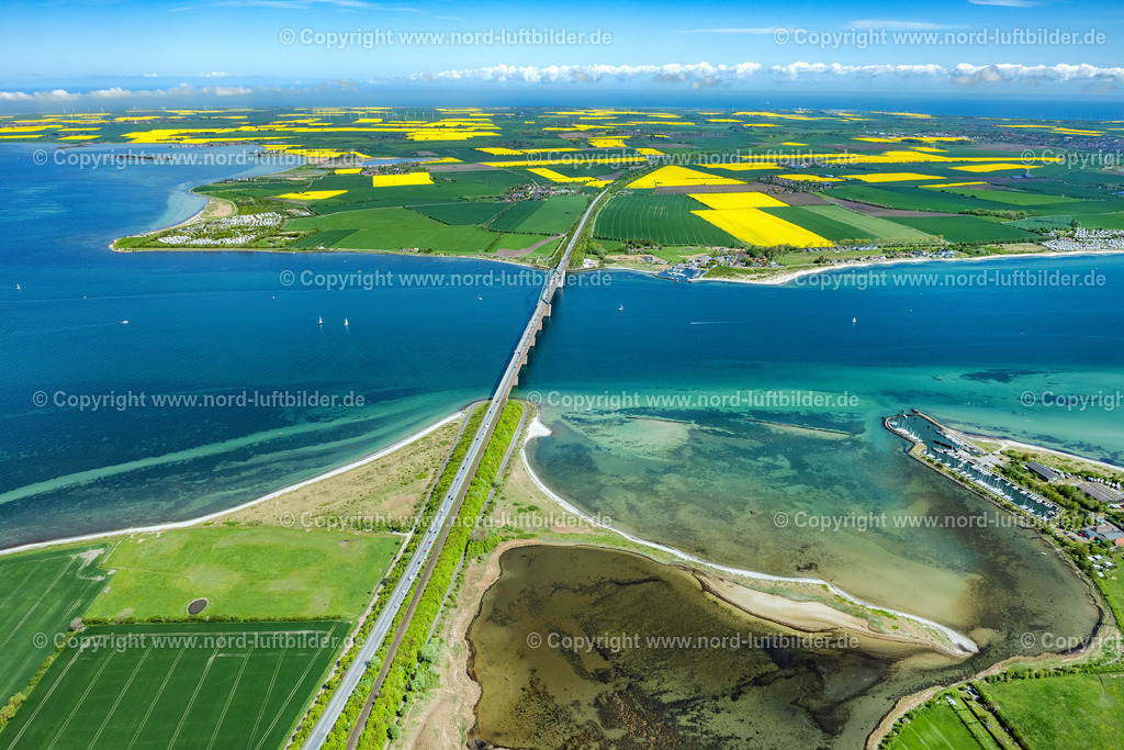 Fehmarn_Fehmarnsundbrücke_ELS_4656150522 | FEHMARN 15.05.2022 Blick auf die kombinierte Straßen- und Eisebahnbrücke Fehmarnsundbrücke, der Fehmarnsundquerung zwischen Fehmarn und dem Festland bei Großenbrode in Schleswig-Holstein. // Fehmarn Sund bridge between Fehmarn and the mainland at Grossenbrode in Schleswig-Holstein. Foto: Martin Elsen